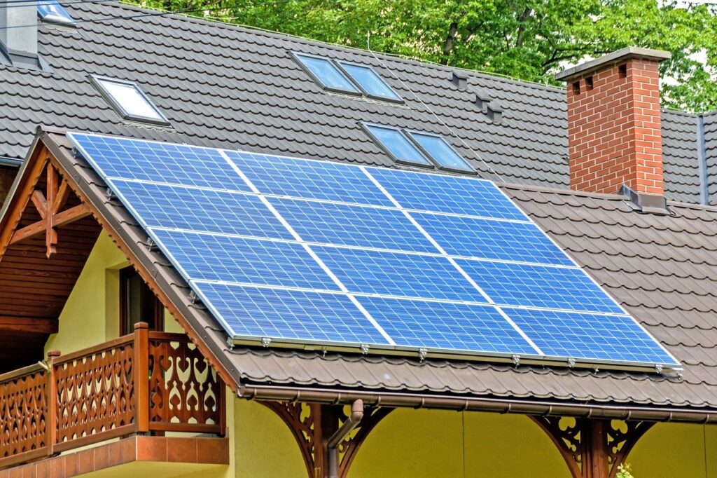 panele słoneczne na dachu domu jednorodzinnego