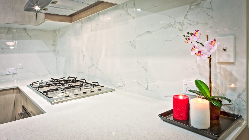 granit i marmur na ścianie w kuchni